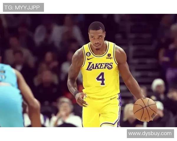 湖人新援表现抢眼,专家称赞球队实力大增